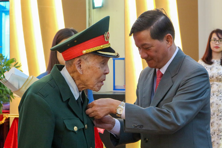 Bí thư Tỉnh ủy Trần Đức Quận trao Huy hiệu 75 năm tuổi Đảng cho đảng viên - Thiếu tướng Phạm Văn Kha. (Ảnh: Diệp Quỳnh)