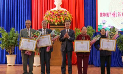 Lâm Đồng trao Huy hiệu Đảng các đảng viên đợt 7/11/2020