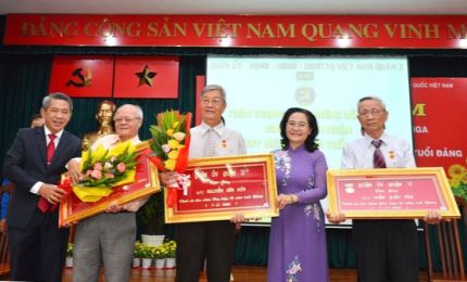 Lãnh đạo TP Hồ Chí Minh trao tặng Huy hiệu Đảng đợt 7/11