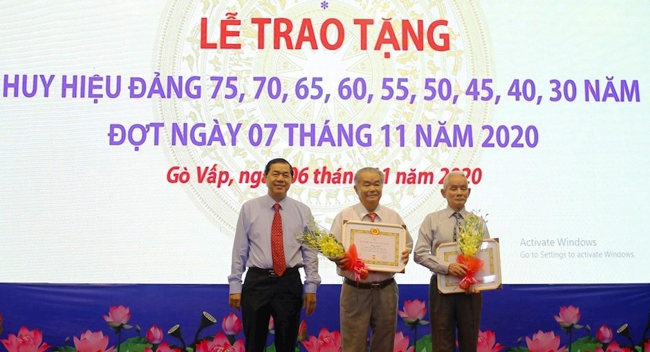 Lãnh đạo quận Gò Vấp trao tặng Huy hiệu Đảng đợt 7/11 cho các đảng viên lão thành