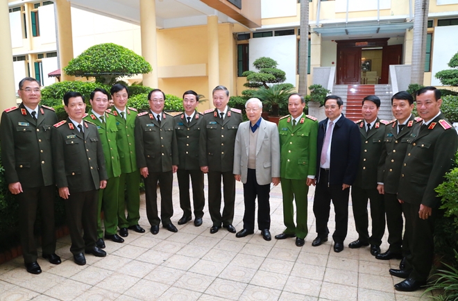 Tổng Bí thư, Chủ tịch nước Nguyễn Phú Trọng cùng các đại biểu trò chuyện bên lề hội nghị.