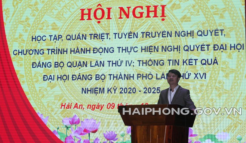 Đồng chí Nguyễn Văn Tuấn, Bí thư Quận ủy Hải An quán triệt tại Hội nghị. (Ảnh: Hoàng Tùng)