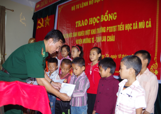 BĐBP Lai Châu trao 100 suất học bổng cho các học sinh có hoàn cảnh khó khăn của Trường Tiểu học xã Mù Cả, huyện Mường Tè. Ảnh: Đức Duẩn