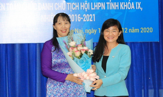 Phó trưởng Ban Dân vận Tỉnh ủy Đồng Nai Bùi Thị Bích Thủy (phải) tặng hoa chúc mừng tân Chủ tịch Hội LHPN tỉnh. (Ảnh: Nga Sơn)