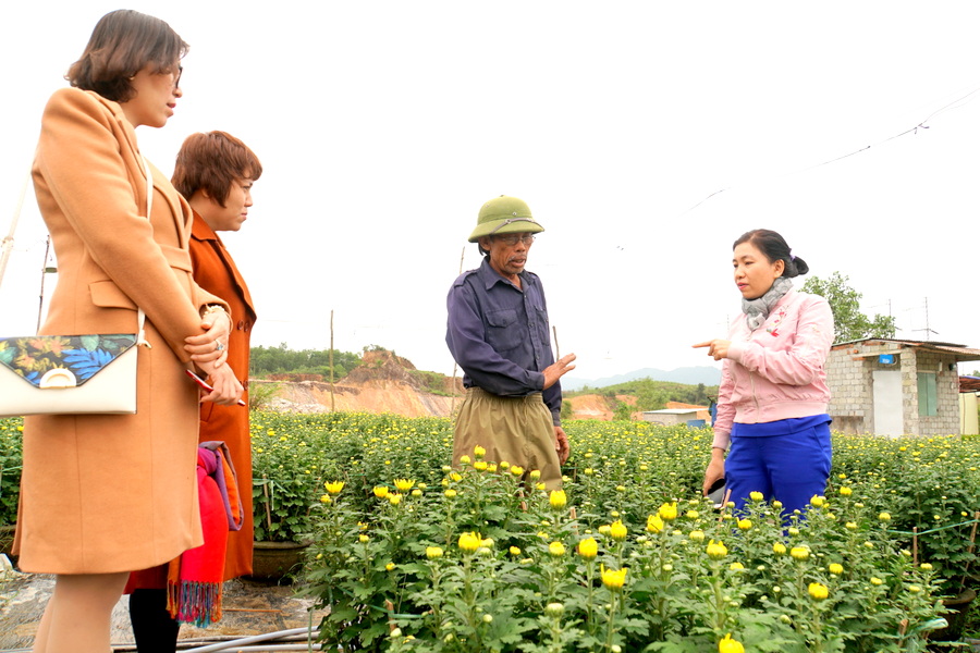 Cán bộ huyện Hòa Vang về cơ sở, hỗ trợ người dân phát triển kinh tế- xã hội.