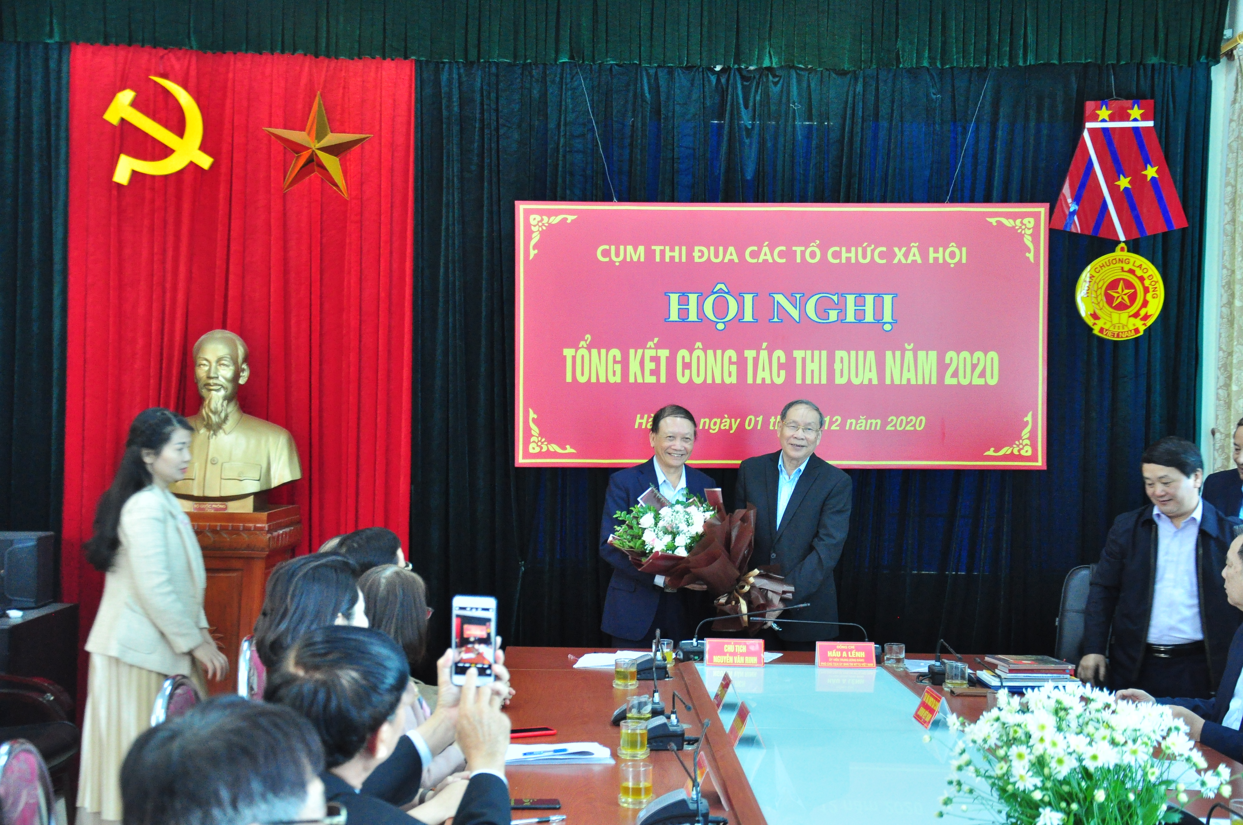 Chủ tịch Nguyễn Văn Rinh tặng hoa Hội Cụm trưởng năm 2021. (Ảnh: Mạnh Dũng - Đình Trọng)