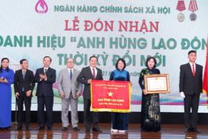 Ngân hàng chính sách xã hội đón nhận danh hiệu Anh hùng Lao động thời kỳ đổi mới