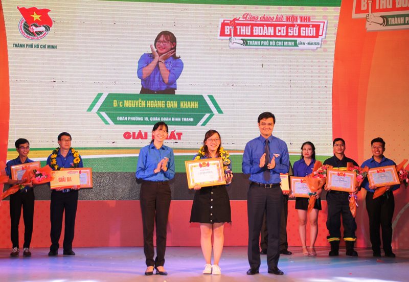 Các đồng chí: Bùi Quang Huy và Phan Thị Thanh Phương trao giải nhất cho Bí thư Đoàn phường 15, Quận đoàn Bình Thạnh Nguyễn Hoàng Đan Khanh
