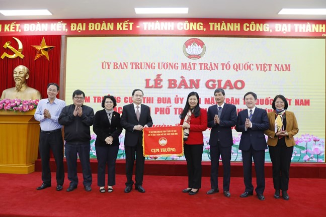 Chủ tịch Trần Thanh Mẫn đã trao cờ Cụm trưởng Cụm thi đua Ủy ban MTTQ Việt Nam các thành phố trực thuộc Trung ương năm 2021 cho Ủy ban MTTQ Việt Nam TP Hà Nội. (Ảnh: LN)