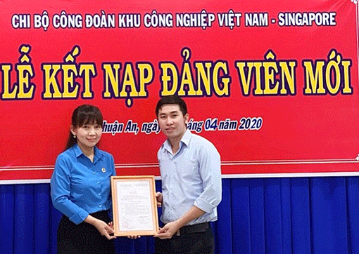 Lễ kết nạp đảng viên mới tại Chi bộ Công đoàn Khu công nghiệp Việt Nam - Singapore. (Ảnh: Huỳnh Thủy)