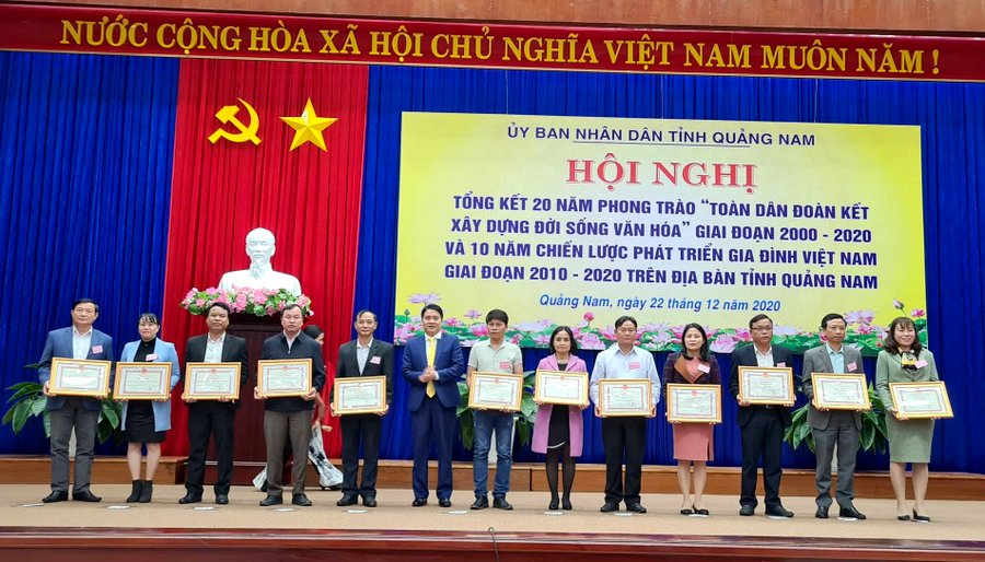 Nhiều tập thể, cá nhân có những đóng góp tích cực trong phong trào Toàn dân đoàn kết xây dựng đời sống văn hoá 20 năm qua tại Quảng Nam đã được UBND tỉnh ghi nhận, tặng Bằng khen tại Hội nghị tổng kết Phong trào vừa diễn ra.