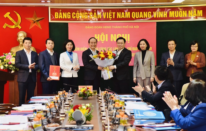 Bí thư Thành ủy  Hà Nội Vương Đình Huệ trao quyết định, tặng hoa chúc mừng Đảng đoàn HĐND TP.