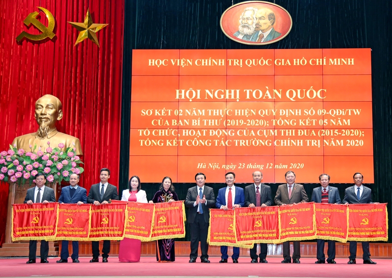 Giám đốc Học viện Chính trị quốc gia Hồ Chí Minh Nguyễn Xuân Thắng trao bằng khen cho các tập thể có thành tích xuất sắc