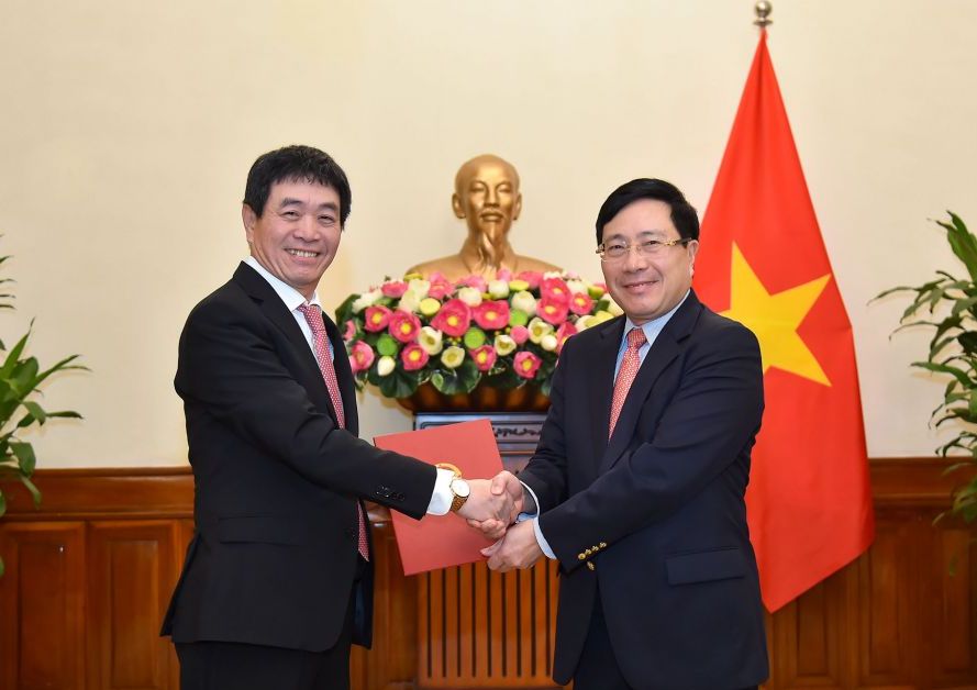 Phó Thủ tướng, Bộ trưởng Ngoại giao Phạm Bình Minh trao quyết định bổ nhiệm ông Nguyễn Hải Bằng, giữ chức Đại sứ, Đại diện Thường trực Việt Nam tại ASEAN