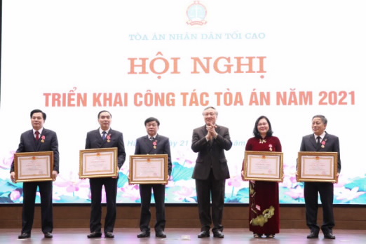Thừa ủy quyền của Chủ tịch nước, Chánh án TANDTC Nguyễn Hòa Bình trao tặng Huân chương lao động hạng nhì cho các cá nhân đạt thành tích xuất sắc. Ảnh: TH