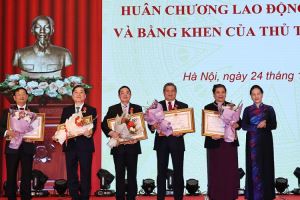 Khen thưởng các cá nhân có đóng góp cho hoạt động của Quốc hội