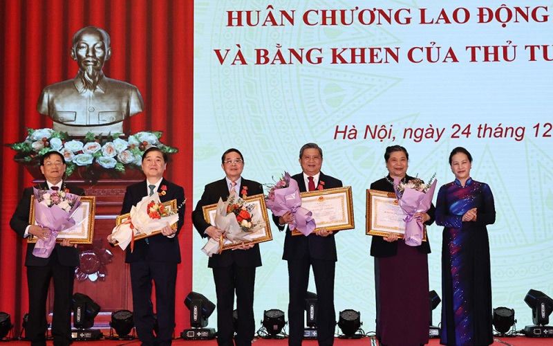Chủ tịch Quốc hội Nguyễn Thị Kim Ngân trao tặng Huân chương Lao động hạng Nhất cho 5 đồng chí. Ảnh: TH.