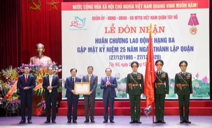 Quận Tây Hồ đón nhận Huân chương Lao động hạng Ba