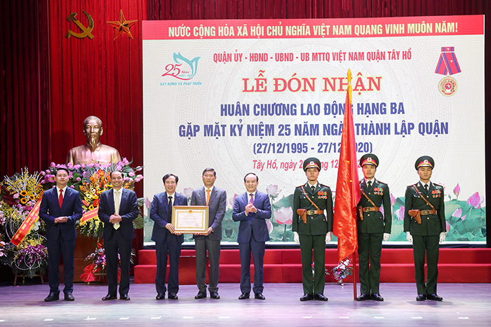 Chủ tịch HĐND TP Hà Nội Nguyễn Ngọc Tuấn trao Huân chương Lao động hạng Ba cho Đảng bộ và Nhân dân quận Tây Hồ.