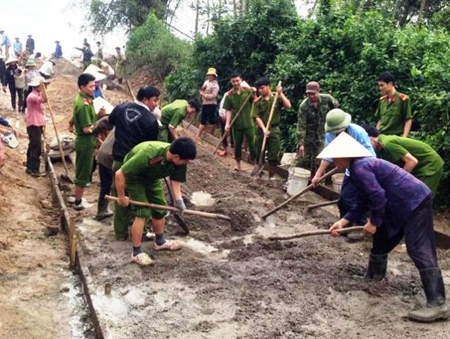 Đoàn viên thanh niên Chi đoàn Công an huyện Anh Sơn phối hợp địa phương tham gia làm đường giao thông nông thôn ở xã Hùng Sơn. (Ảnh: congannghean).