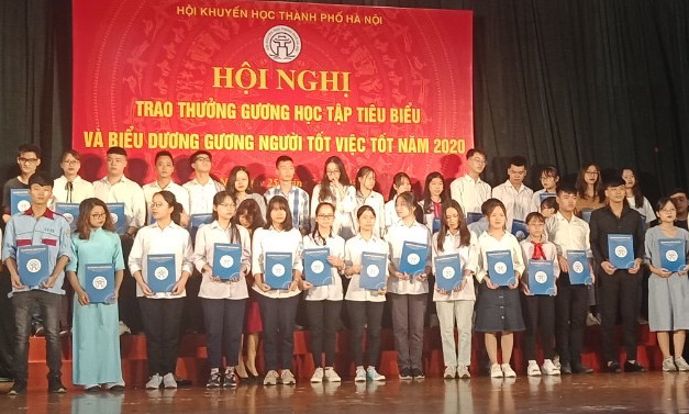 Các học sinh, sinh viên được Hội Khuyến học thành phố Hà Nội trao thưởng. (Ảnh: Thống Nhất).