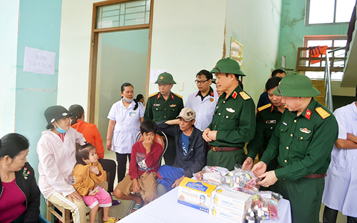 Đoàn công tác Bộ Quốc phòng tặng quà, khám bệnh và cấp thuốc miễn phí tại hai xã Lộc Thủy và An Thủy, huyện Lệ Thủy (Quảng Bình) đầu tháng 11-2020. (Ảnh: Tuấn Phương).