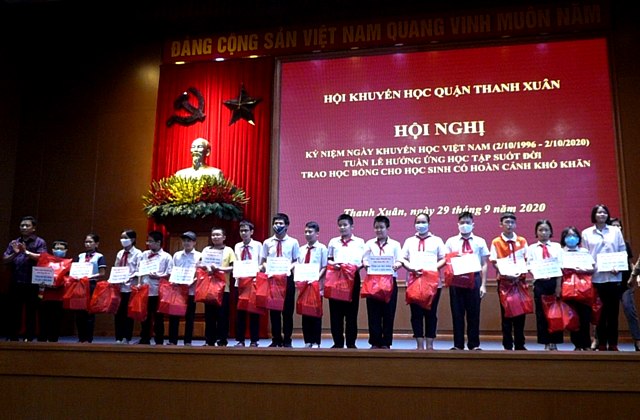 Đại diện Hội Khuyến học quận Thanh Xuân trao học bổng và quà cho các học sinh tiêu biểu. (Ảnh: Sơn Linh).
