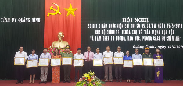 Chủ tịch UBND tỉnh Quảng Bình tặng Bằng khen cho các tập thể vì có thành tích xuất sắc trong 03 năm thực hiện Chỉ thị số 05-CT/TW của Bộ Chính trị. (Ảnh: Đặng Hà).