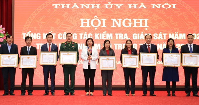 Phó Bí thư Thường trực Thành ủy Hà Nội Nguyễn Thị Tuyến tặng Bằng khen của Ban Thường vụ Thành ủy cho các tập thể.