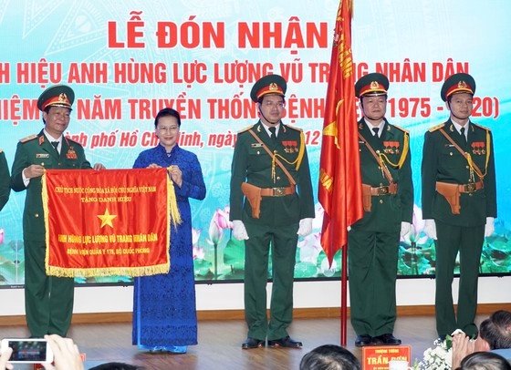 Chủ tịch Quốc hội Nguyễn Thị Kim Ngân trao tặng tặng danh hiệu Anh hùng LLVTND cho tập thể Bệnh viện Quân y 175.  (Ảnh: Hoàng Hùng)