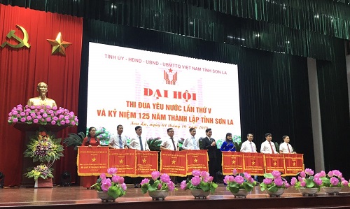 Đồng chí Hoàng Quốc Khánh, Phó Bí thư Tỉnh ủy, Chủ tịch UBND tỉnh trao Cờ thi đua của Chính phủ cho 9 tập thể tiêu biểu. (Ảnh: Phương Thanh).