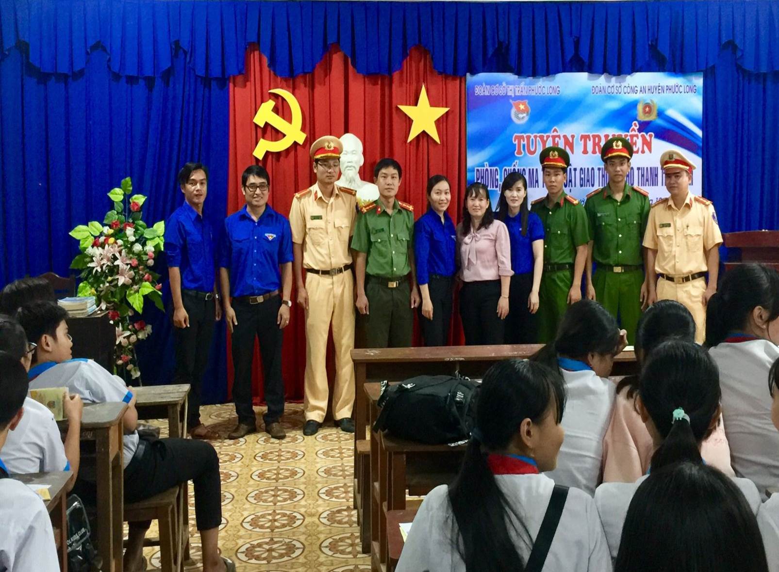 Tuyên truyền Phòng chống ma túy và Luật giao thông đường bộ tại Trường THCS thị trấn Phước Long. (Ảnh: Thành Long).
