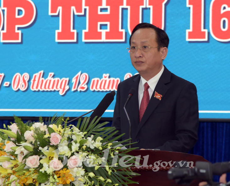 Đồng chí Phạm Văn Thiều, Chủ tịch UBND tỉnh báo cáo tại Kỳ họp. (Ảnh: Đức Hình)