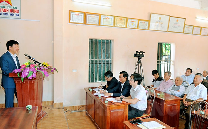 Đồng chí Phạm Xuân Thăng, Bí thư Tỉnh ủy phát biểu tại buổi sinh hoạt thường kỳ tháng 11 của Chi bộ thôn Bá Hợp. (Ảnh: Báo Hải Dương).