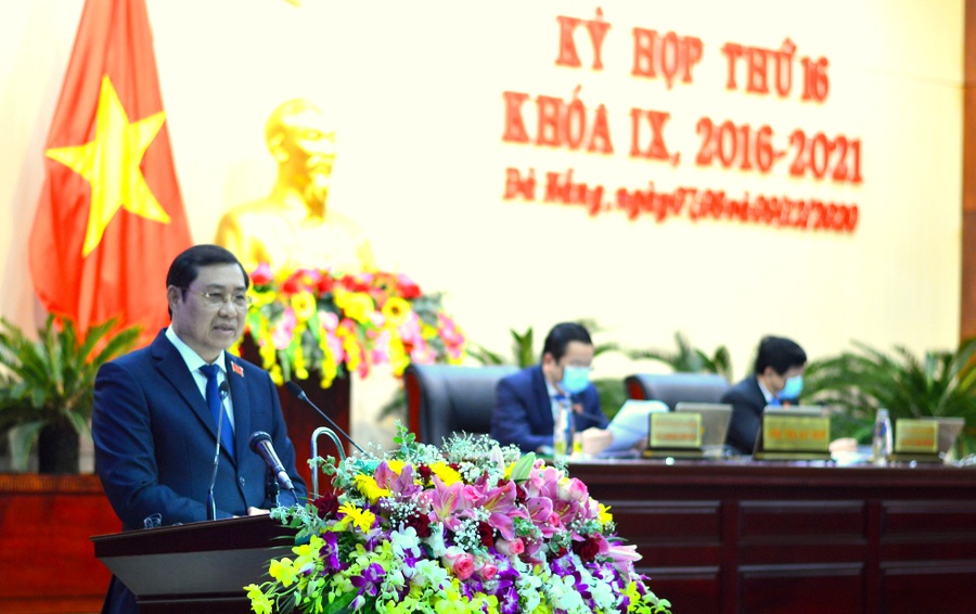 Chủ tịch UBND TP Đà Nẵng Huỳnh Đức Thơ phát biểu tại Kỳ họp thứ 16 HĐND TP Đà Nẵng khóa IX.