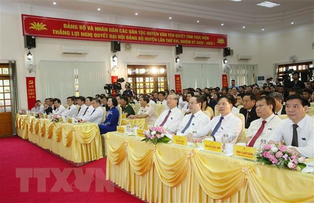 Ủy viên Bộ Chính trị, Thường trực Ban Bí thư Trần Quốc Vượng cùng các đại biểu dự đại hội. (Ảnh: Phương Hoa/TTXVN)