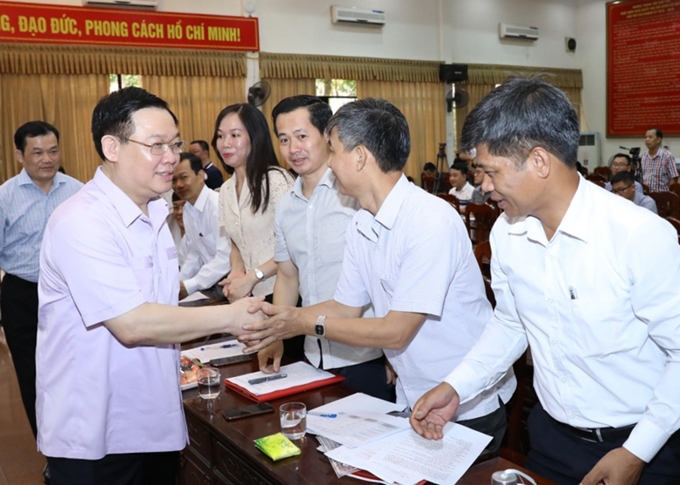 Bí thư Thành ủy Hà Nội Vương Đình Huệ trao đổi với các đại biểu.