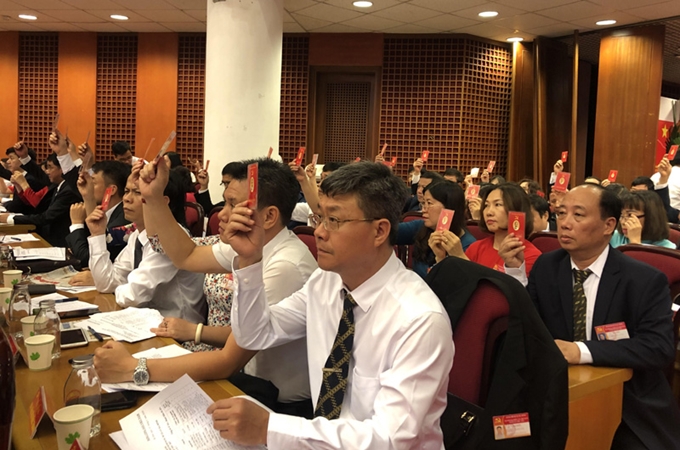 Các đại biểu biểu quyết tại Đại hội đại biểu Đảng bộ quận Ba Đình.