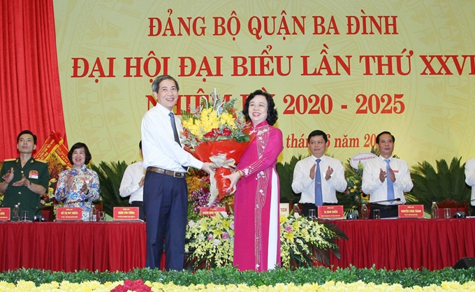Phó Bí thư Thường trực Thành ủy Ngô Thị Thanh Hằng chúc mừng đồng chí Hoàng Minh Dũng Tiến.