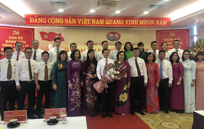 Các đồng chí lãnh đạo thành phố Hà Nội tặng hoa chúc mừng cấp ủy khóa mới.