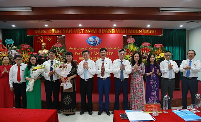 Giám đốc Sở TT&TT Nguyễn Ngọc Kỳ (thứ 6 từ trái sang) và lãnh đạo Đảng ủy Khối các cơ quan TP Hà Nội chúc mừng Ban Chấp hành nhiệm kỳ mới