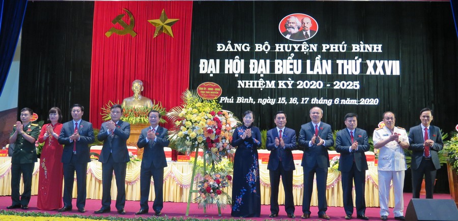 Ban Thường vụ Tỉnh ủy Thái Nguyên tặng hoa chúc mừng đại hội.