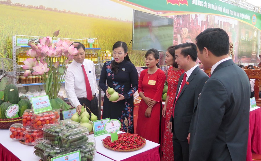 Các đại biểu tham quan các gian hàng trưng bày các sản phẩm nông nghiệp chính trên địa bàn huyện nhân dịp đại hội.