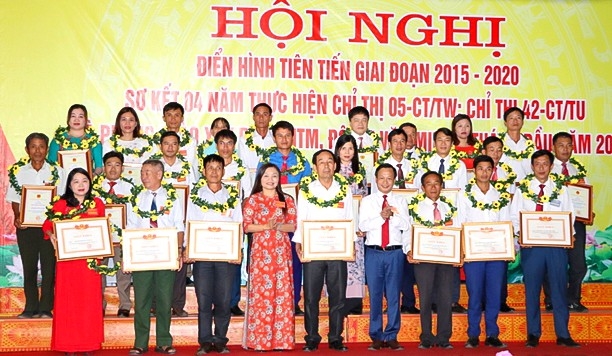 Tại hội nghị, lãnh đạo huyện Vũ Quang biểu dương 27 tập thể có thành tích xuất sắc trong thực hiện phong trào thi đua yêu nước, thực hiện Chỉ thị 05/BCT và Chỉ thị 42/TU, xây dựng Nông thôn mới và đô thị văn minh.
