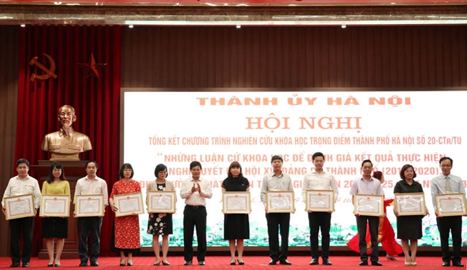 Phó Chủ tịch UBND TP Hà Nội Ngô Văn Quý trao bằng khen cho các tập thể và cá nhân xuất sắc.