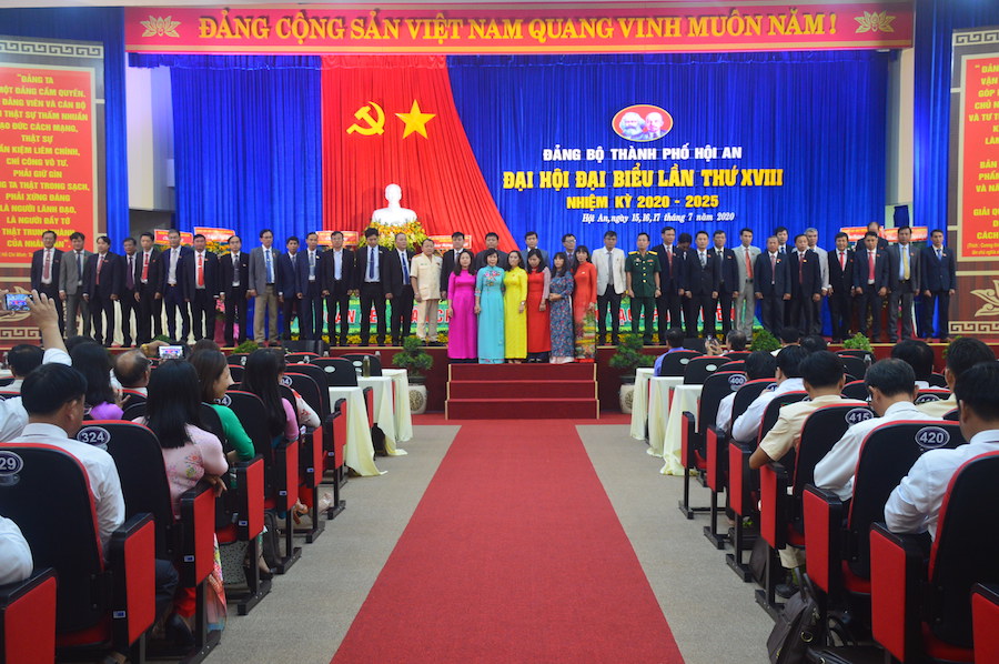 Ban Chấp hành Đảng bộ TP Hội An khoá XVIII (nhiệm kỳ 2020 - 2025) ra mắt Đại hội.