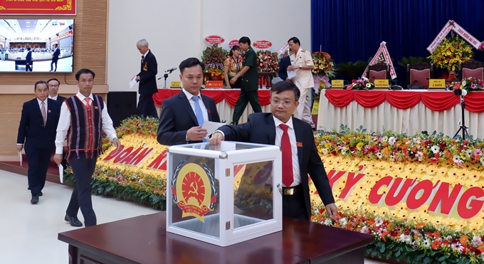 Các đại biểu bỏ phiếu bầu cử tại Đại hội đại biểu Đảng bộ huyện Ia H’Drai lần thứ XVII. Ảnh minh họa. Nguồn: DĐN