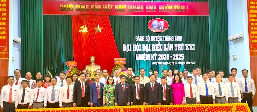 Ban Chấp hành Đảng bộ huyện Thăng Bình khoá XXI ra mắt Đại hội (Ảnh: Đình Tăng).