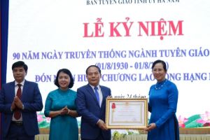 Ban Tuyên giáo Tỉnh ủy Hà Nam đón nhận Huân chương Lao động hạng nhất