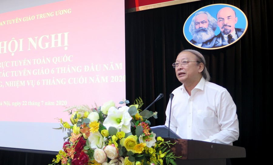 Đồng chí Võ Văn Phuông, Ủy viên Trung ương Đảng, Phó Trưởng ban Thường trực Ban Tuyên giáo Trung ương báo cáo kết quả công tác tuyên giáo 6 tháng đầu năm.